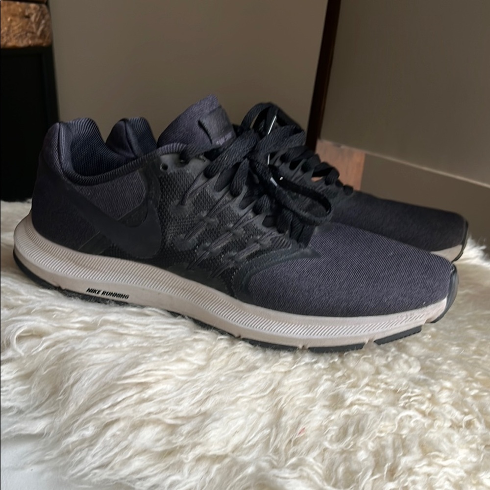 Nike Black and Gray Athletic Running Shoes with Breathable Upper